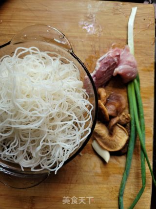 香菇瘦肉汤米粉的做法步骤：1