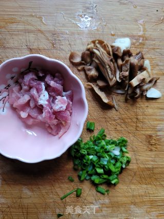 香菇瘦肉汤米粉的做法步骤：2