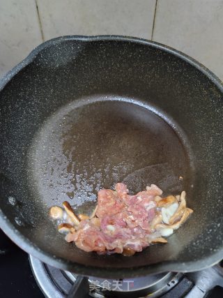 香菇瘦肉汤米粉的做法步骤：5