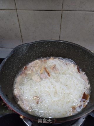 香菇瘦肉汤米粉的做法步骤：8
