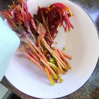 香椿炒鸡蛋的做法步骤：1