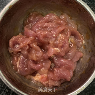 鹿茸菇炒里脊肉的做法步骤：2