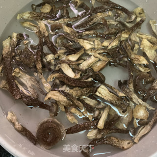 鹿茸菇炒里脊肉的做法步骤：4