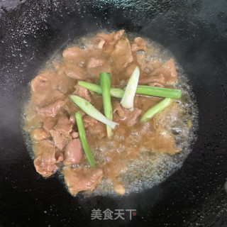 鹿茸菇炒里脊肉的做法步骤：6