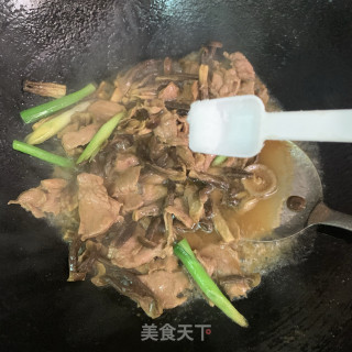 鹿茸菇炒里脊肉的做法步骤：8