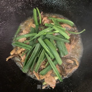 鹿茸菇炒里脊肉的做法步骤：9