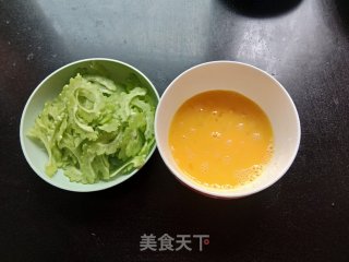 苦瓜炒鸡蛋的做法步骤：1