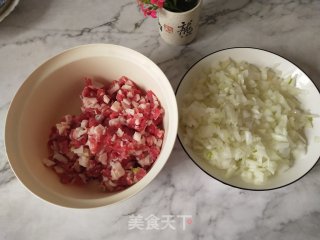 驴肉圆葱馅包子的做法步骤：1
