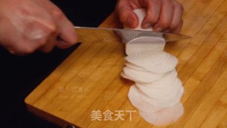 想喝鱼汤怕腥？这道萝卜丝鲫鱼汤试一下，鲜美奶白，好喝不腻人的做法步骤：1