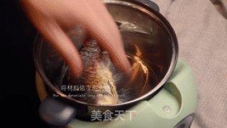 想喝鱼汤怕腥？这道萝卜丝鲫鱼汤试一下，鲜美奶白，好喝不腻人的做法步骤：3