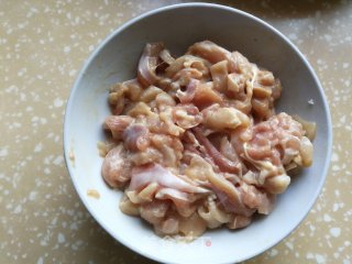 莴笋炒鸡肉的做法步骤：1