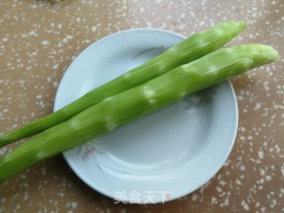 莴笋炒鸡肉的做法步骤：2