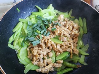 莴笋炒鸡肉的做法步骤：6