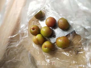 椒盐三月李的做法步骤：2
