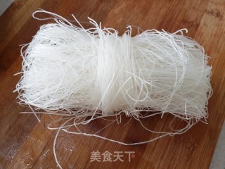 菠菜红萝卜拌粉丝的做法步骤：1
