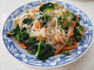 菠菜红萝卜拌粉丝的做法步骤：11