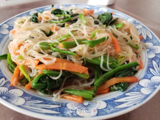 菠菜红萝卜拌粉丝的做法步骤：12