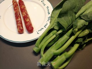 碧绿鲜香超好吃～芥兰炒腊肠的做法步骤：1