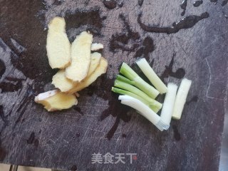 蚌肉海虹煲鹌鹑鸡的做法步骤：3