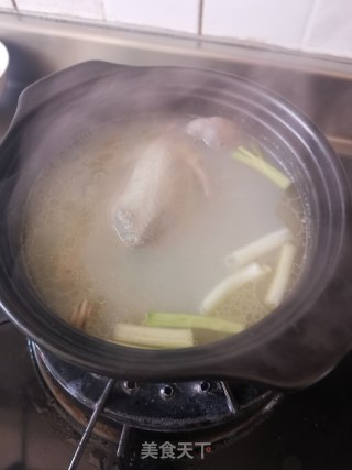 蚌肉海虹煲鹌鹑鸡的做法步骤：11