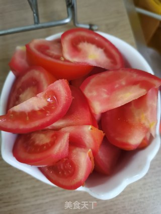 番茄炒猪肉的做法步骤：1