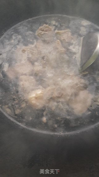糖醋排骨炖萝卜的做法步骤：1