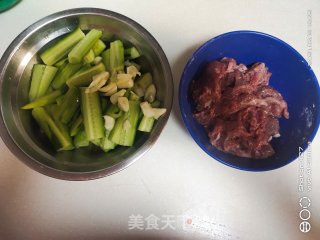 黄瓜炒牛肉的做法步骤：1