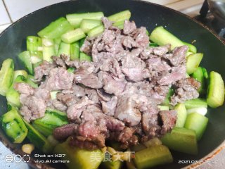 黄瓜炒牛肉的做法步骤：9