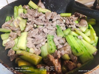 黄瓜炒牛肉的做法步骤：11