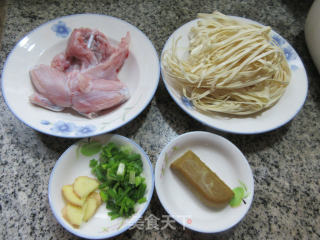 咖喱牛蛙面的做法步骤：1
