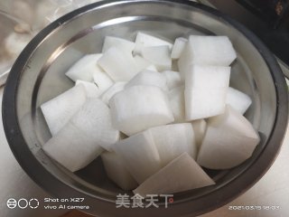萝卜筒骨汤的做法步骤：2