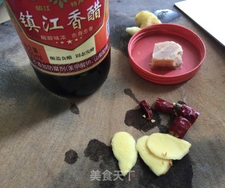 糖醋带鱼的做法步骤：1