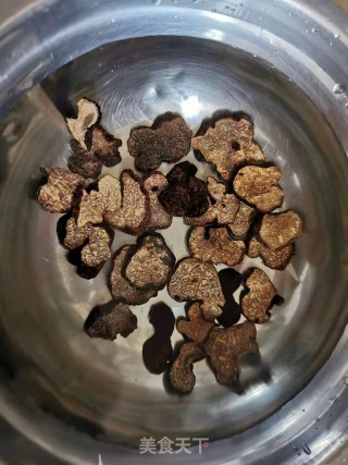 竹荪黑松茸炖汤的做法步骤：1