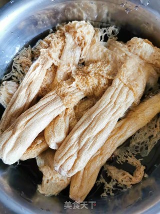 竹荪黑松茸炖汤的做法步骤：2