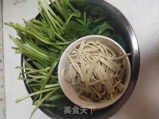 菠菜拌豆腐皮的做法步骤：1