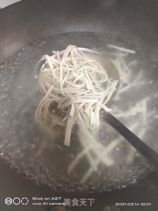 菠菜拌豆腐皮的做法步骤：2