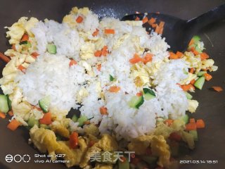 黄瓜胡萝卜蛋炒饭的做法步骤：4