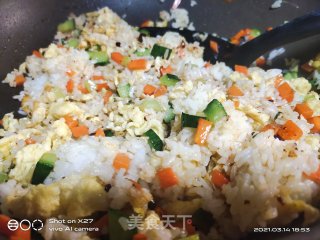黄瓜胡萝卜蛋炒饭的做法步骤：7