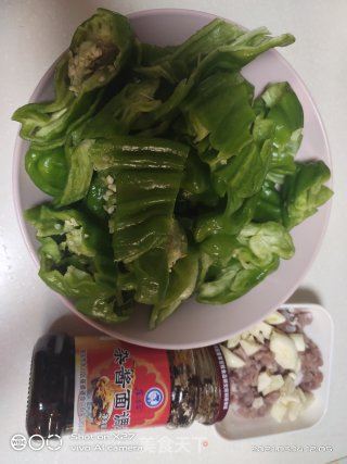豆瓣酱焖辣椒的做法步骤：1