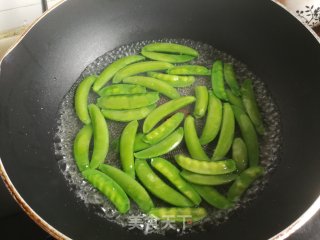 山药甜豆角炒虾仁的做法步骤：3