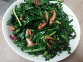 韭菜炒鱿鱼的做法步骤：3