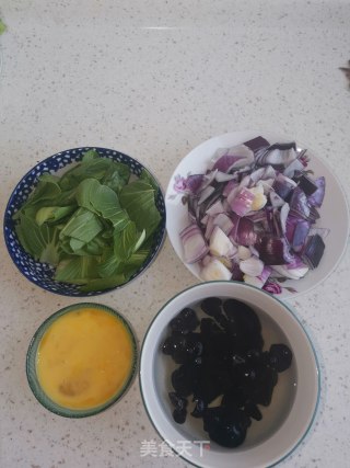 鸡蛋洋葱炒油菜的做法步骤：2
