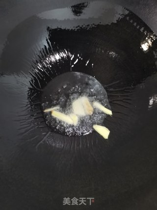培根肉炒热狗的做法步骤：1