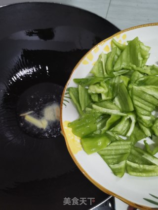 培根肉炒热狗的做法步骤：2