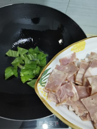 培根肉炒热狗的做法步骤：3