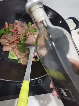 培根肉炒热狗的做法步骤：6