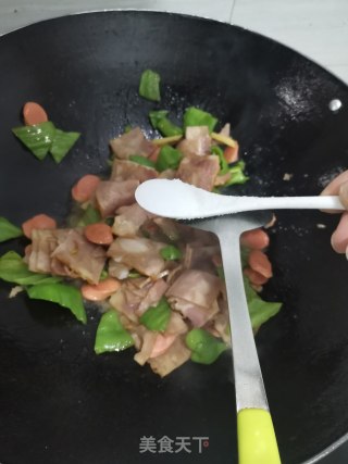 培根肉炒热狗的做法步骤：7