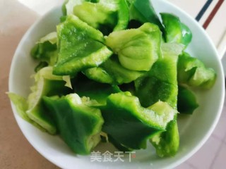 青椒炒腊肠的做法步骤：1