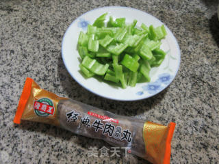 牛肉丸炒青椒的做法步骤：1