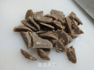 牛肉丸炒青椒的做法步骤：2